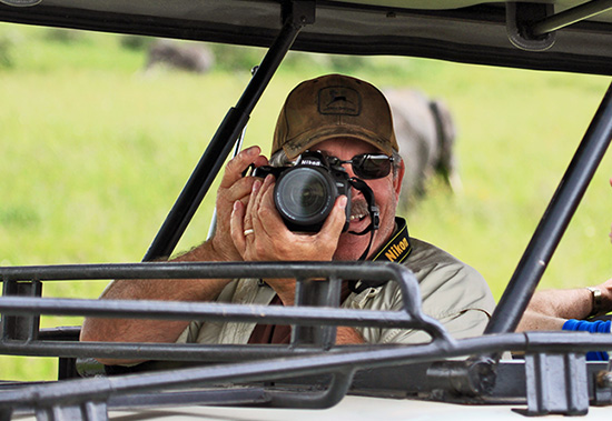 photography guest in thomson safaris land rover
