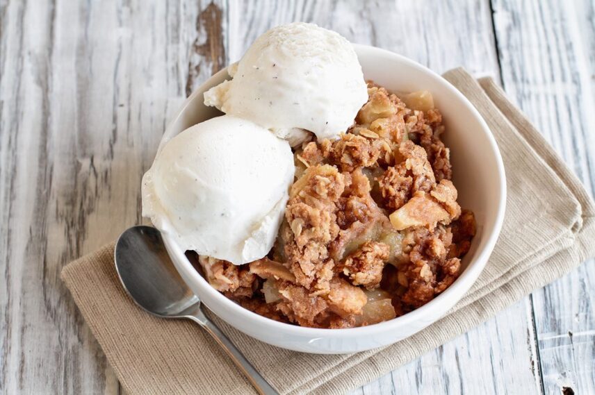 apple crisp with fresh cream
