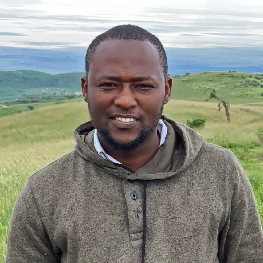thomson safaris head guide hatibu ulotu